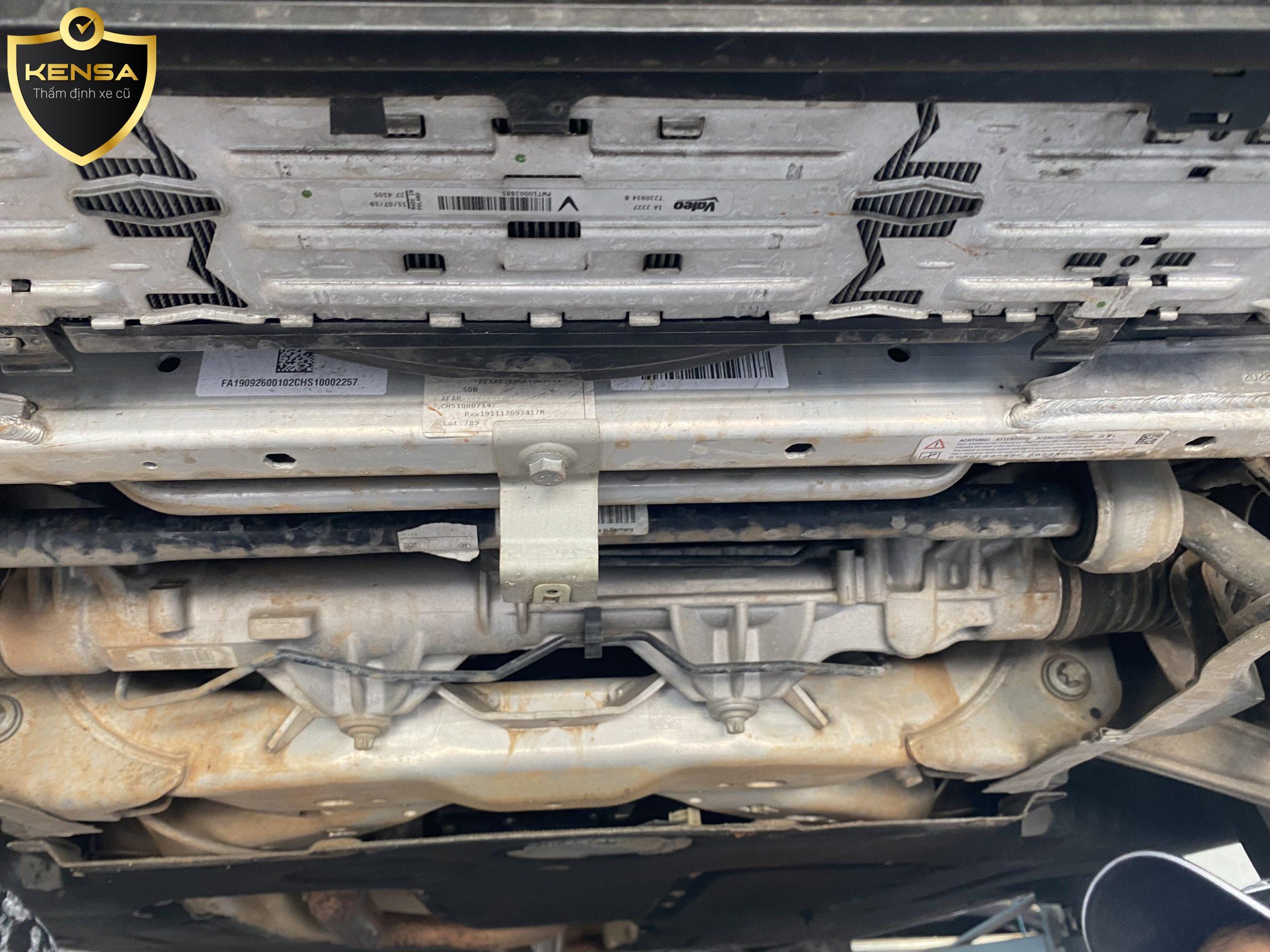 Kiểm tra rò rỉ ở khung gầm xe Vinfast Lux A 2.0 cũ kiểm tra rò rỉ nhớt, kiểm tra gầm ô tô