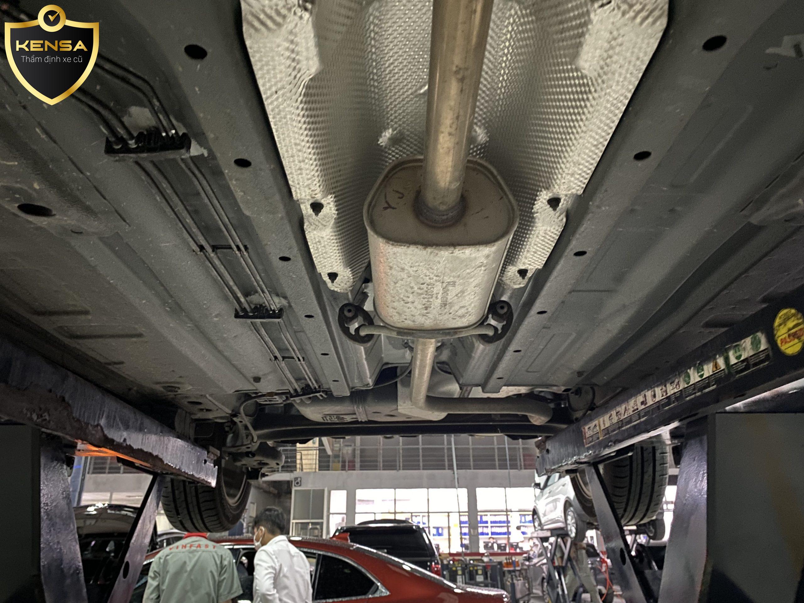 Kiểm tra gầm xe Kiểm tra gầm xe