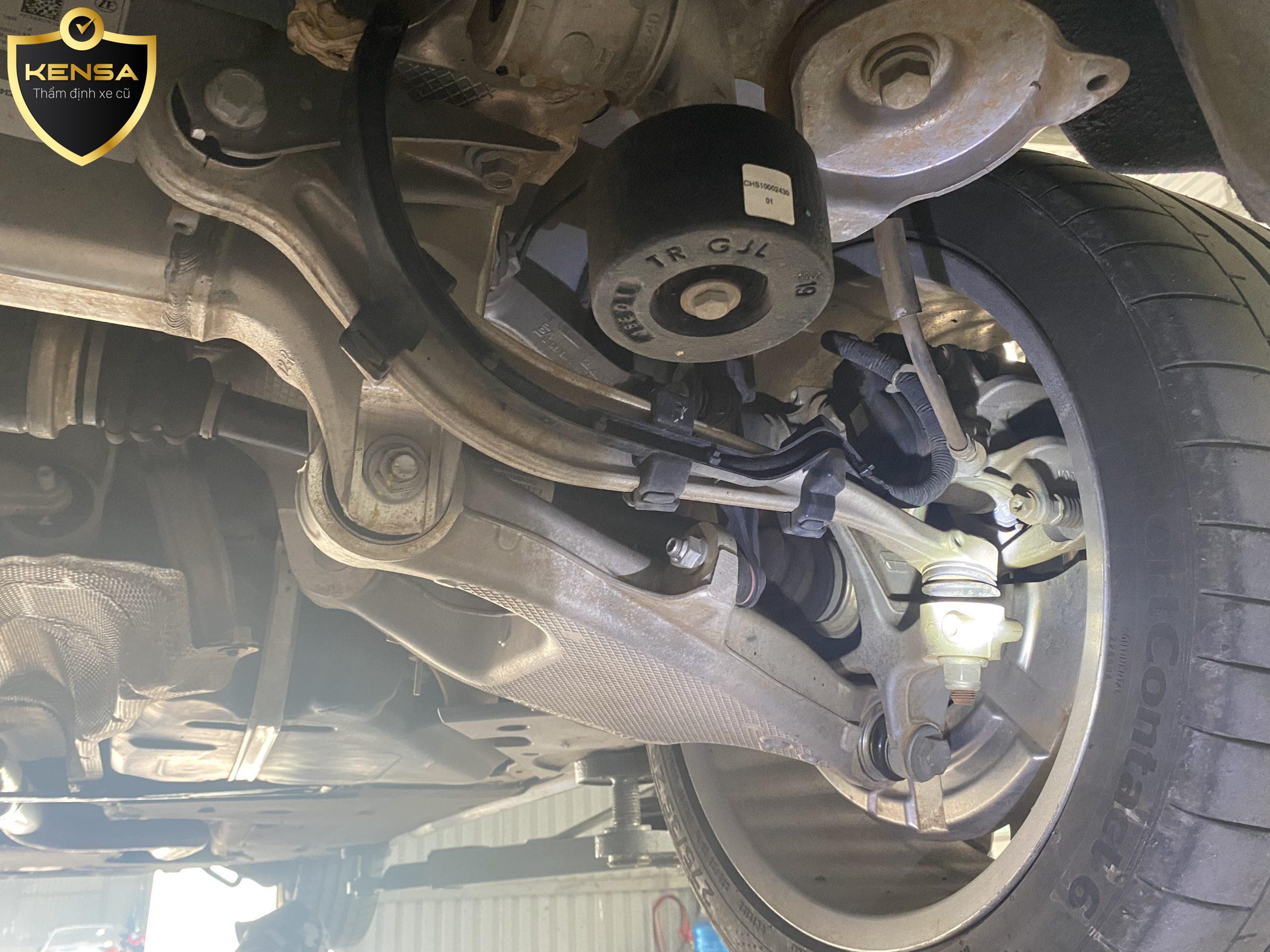 Kiểm tra hệ thống gầm treo Vinfast Lux A 2.0 dịch vụ kiểm tra ô tô cũ, kiểm tra hệ thống gầm treo Vinfast Lux A 2.0