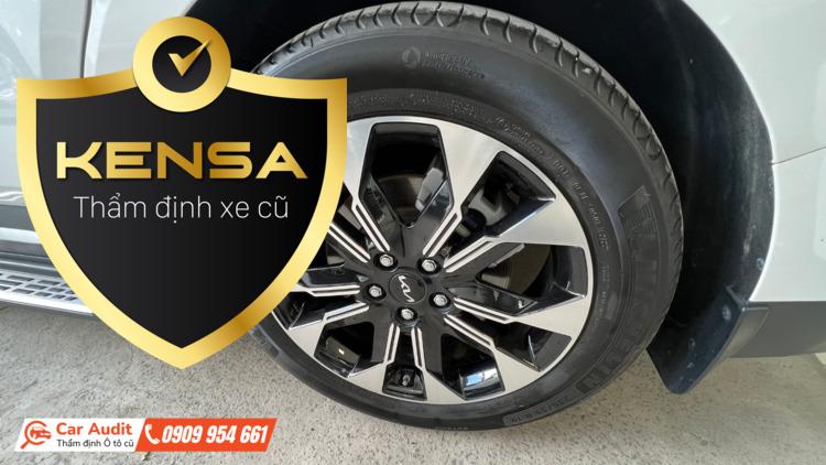 Giá Kia Carnival cũ máy dầu 2025: Cập nhật và so sánh các phiên bản